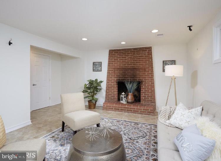 MANOR WOODS - Residential Lease