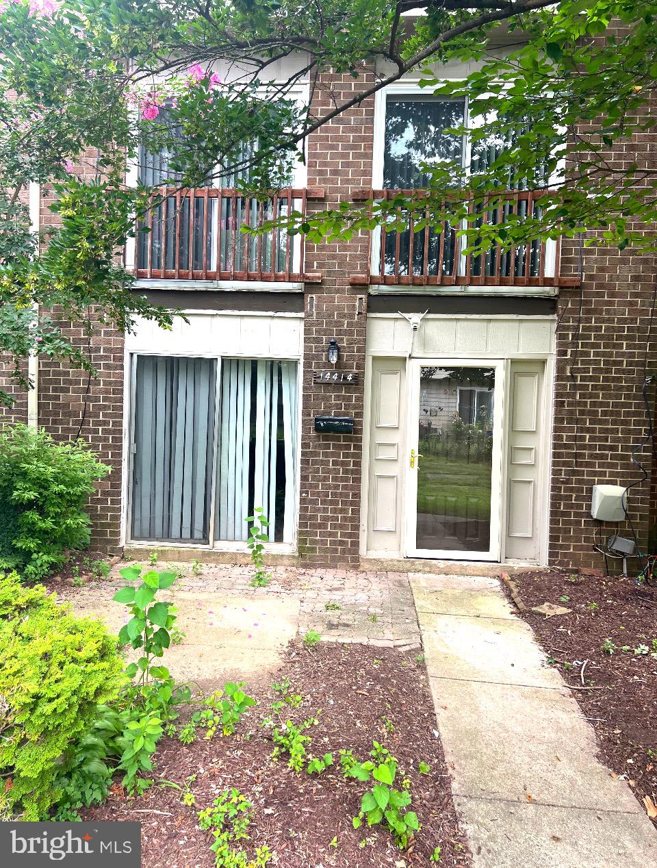 1 lvl condo, unit is on entry level, 2-bedroom, 2-Full Bath with patio is ready to go with updated appliances and Washer & Dryer. Laminate flooring throughout most of the unit, updated white kitchen cabinets with granite counters, updated hall bath and new Servises of HVAC. Good sized rooms and lots of closet space for storage. Close to shopping at the Plaza Del Mercado, commuter routes and bus stop.