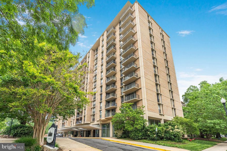 JUST LISTED! Great opportunity to move into The Carlton and enjoy the magnificent Views. One Bedroom condo easy living, near trails, parks, shopping, restaurants, bus stop, Metro. Updated, fresh paint, wood floors, new dishwasher and more! Condo fee includes great Fitness Center with Sauna, All utilities, Concierge Desk and Tenis Courts.