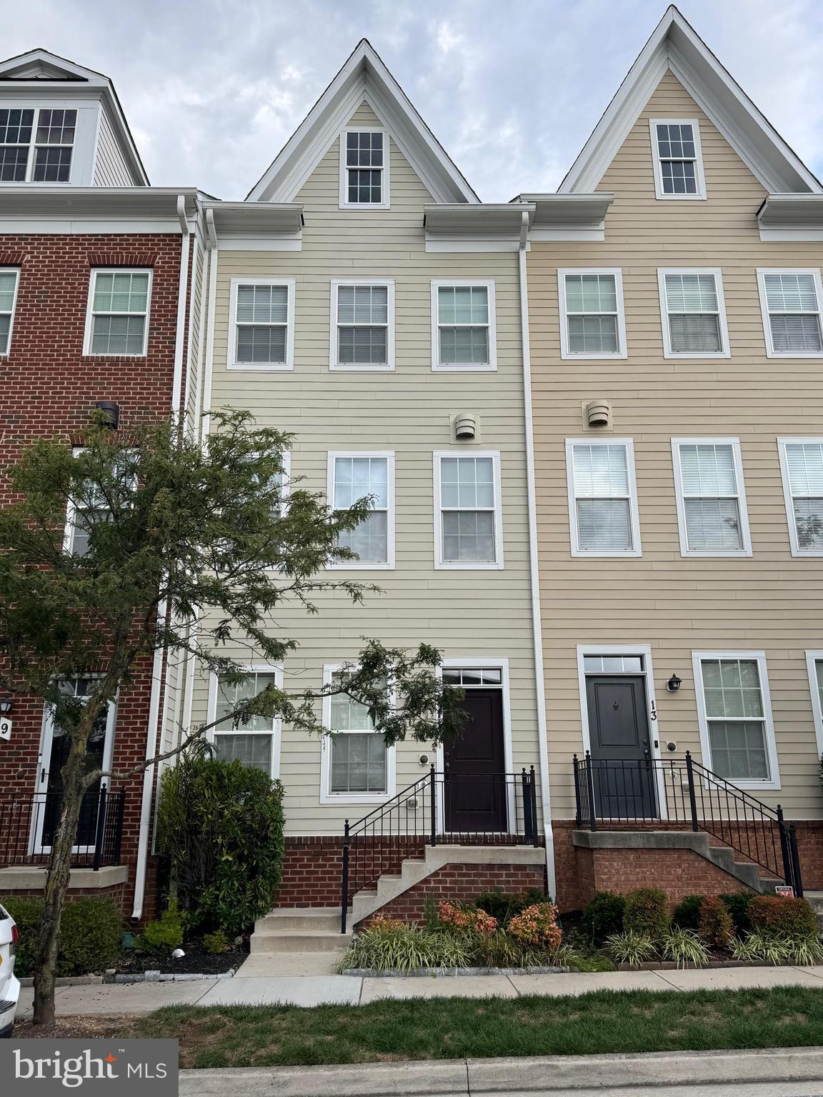11 GARDENSIDE PLACE