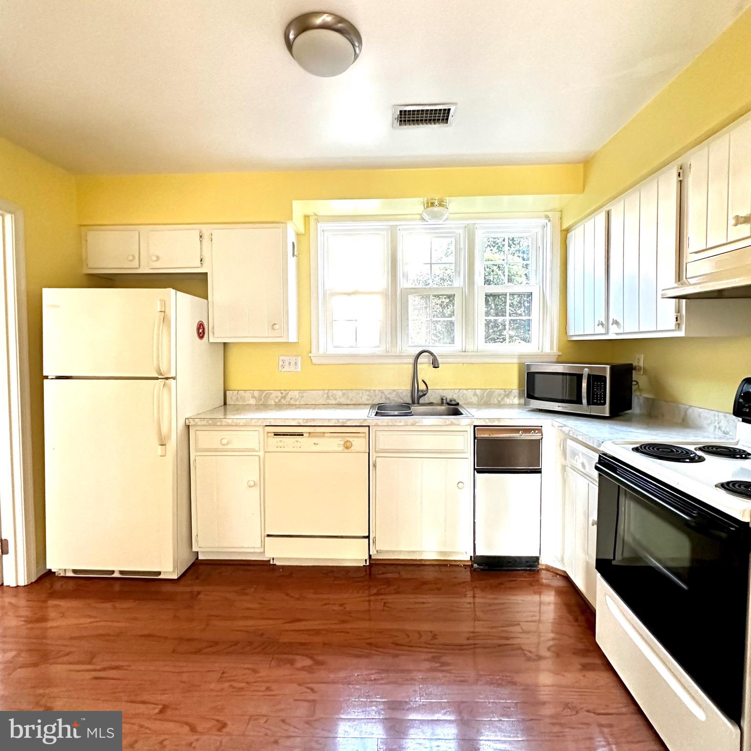 LEEDS SQUARE - Residential Lease