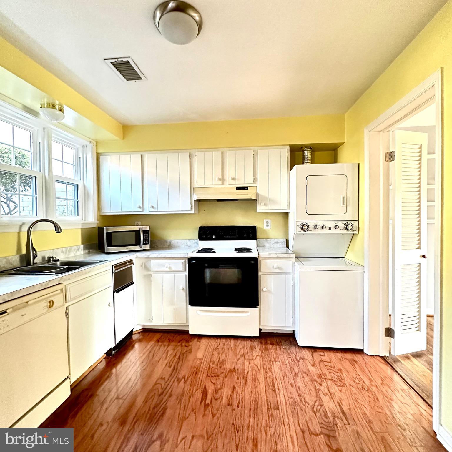 LEEDS SQUARE - Residential Lease