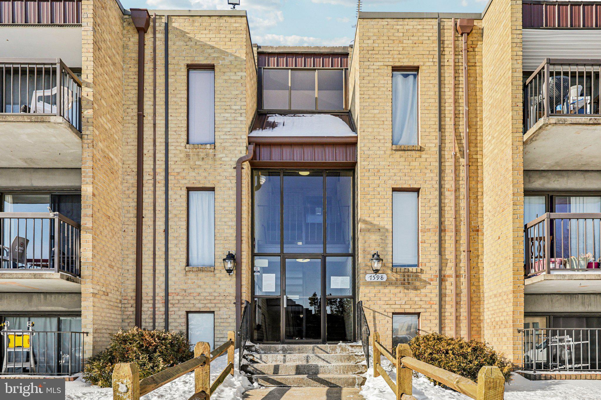 SUMMERTREE CONDO APTS - Residential