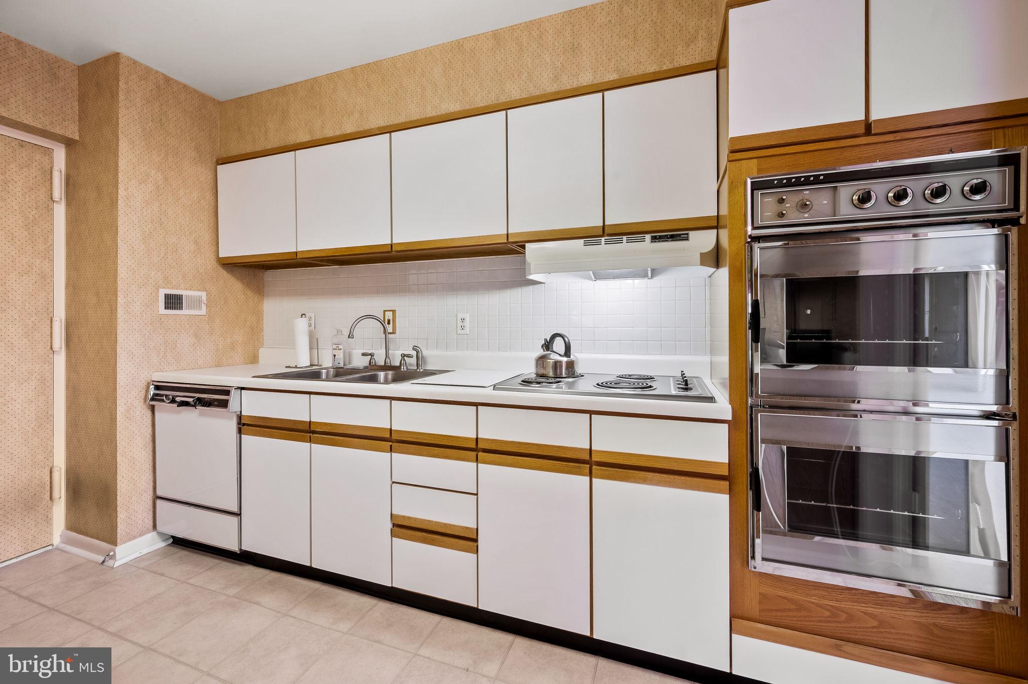 SUBURBAN OAKS - Residential