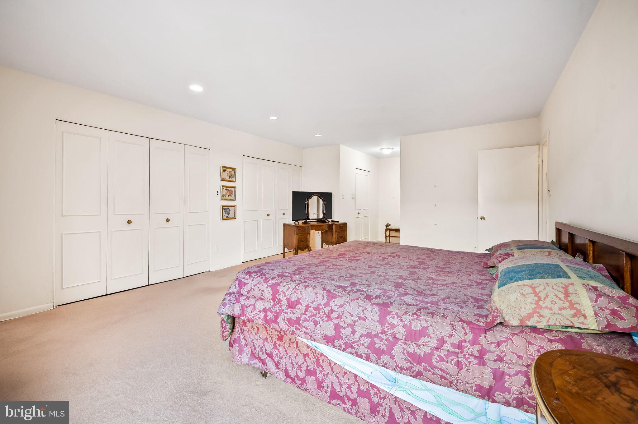 SUBURBAN OAKS - Residential