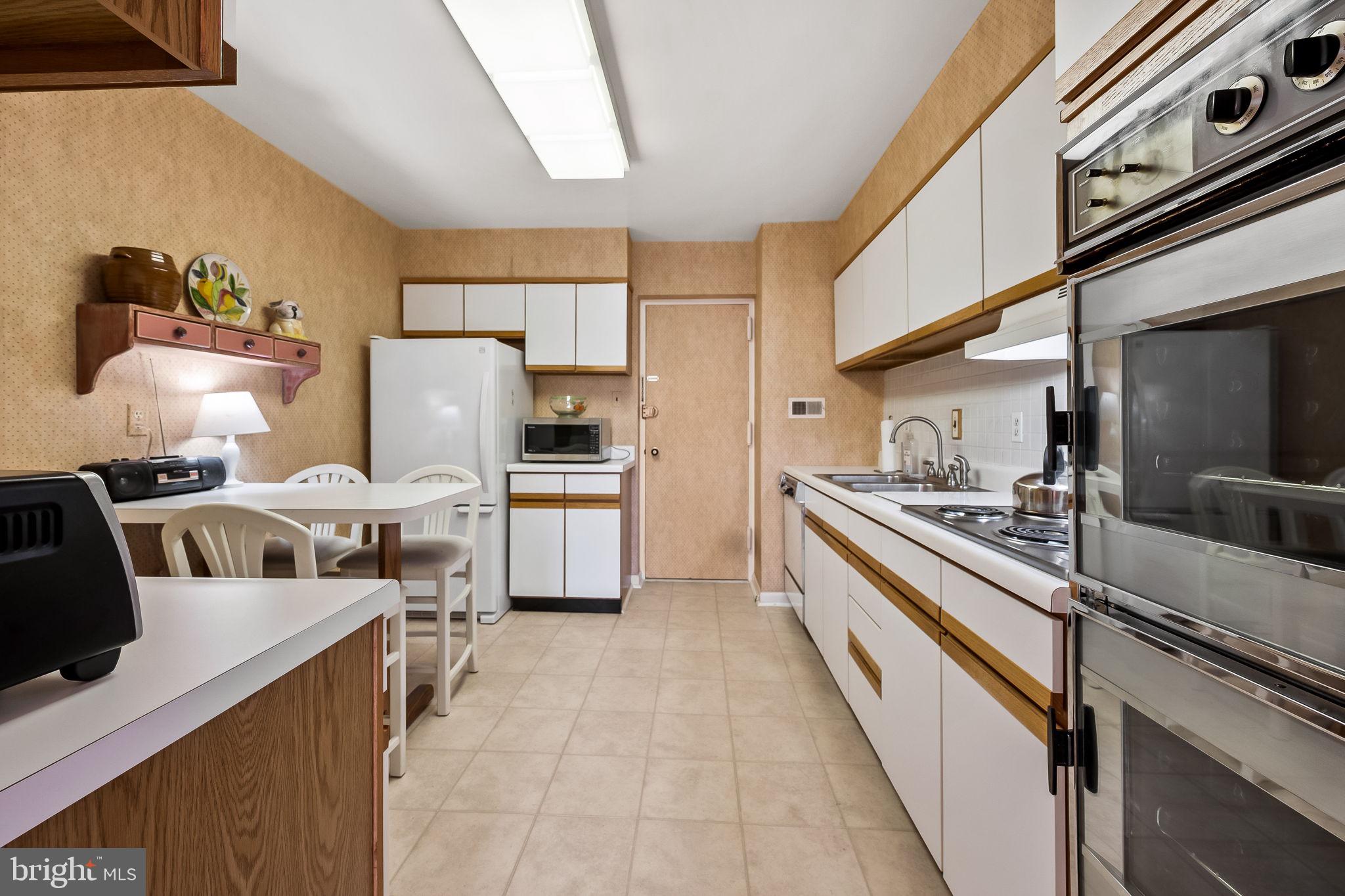 SUBURBAN OAKS - Residential