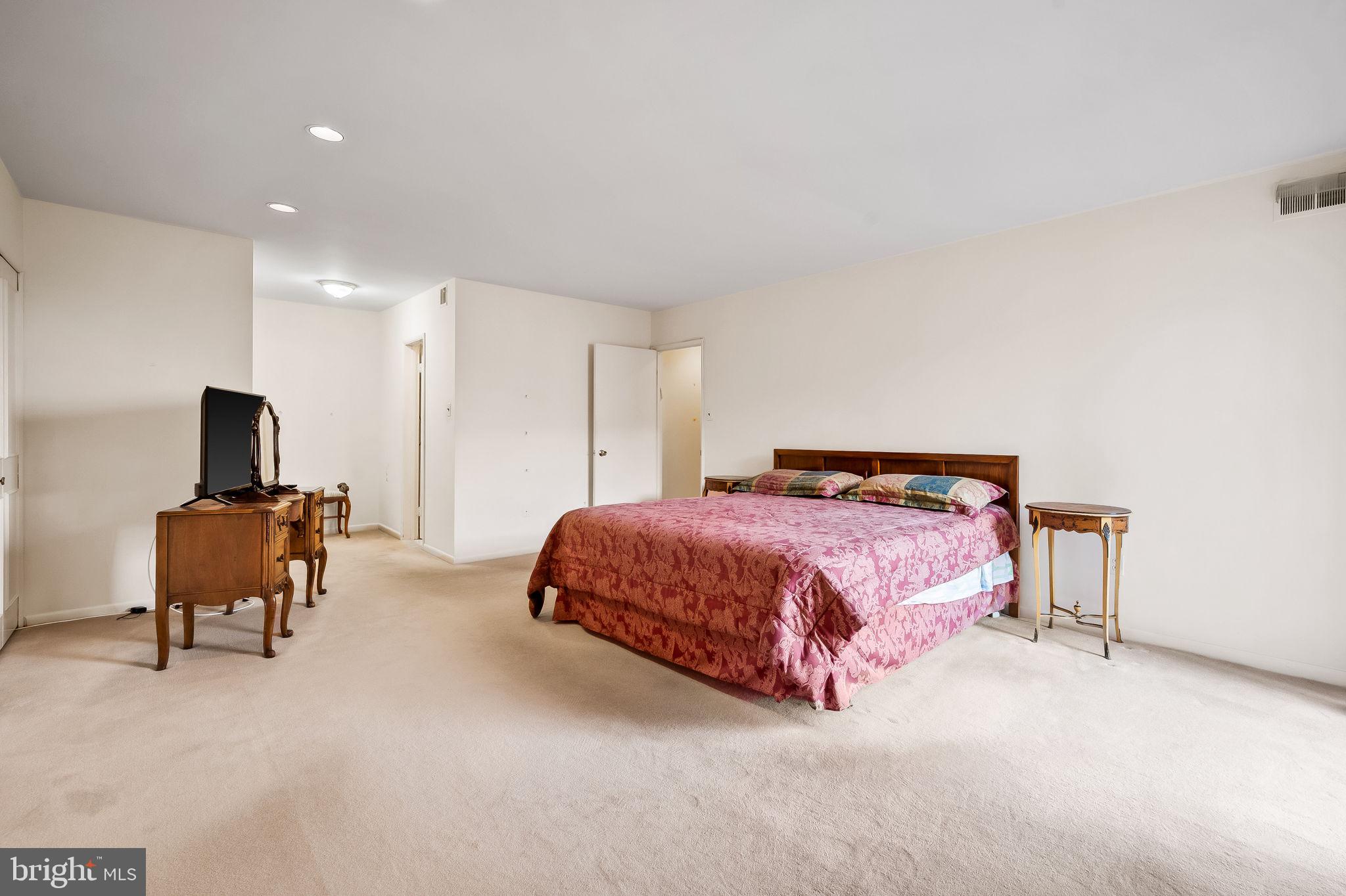 SUBURBAN OAKS - Residential