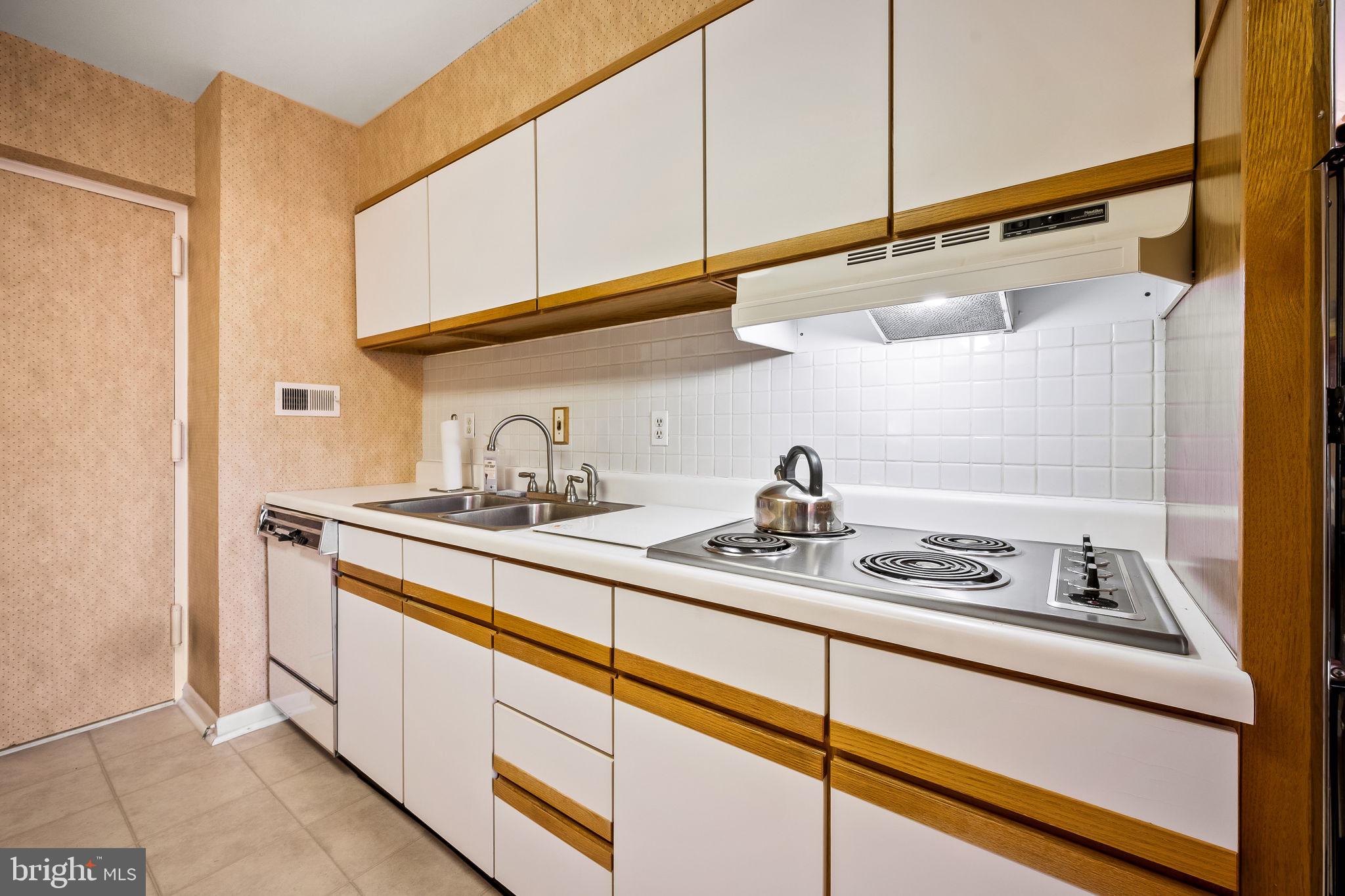 SUBURBAN OAKS - Residential