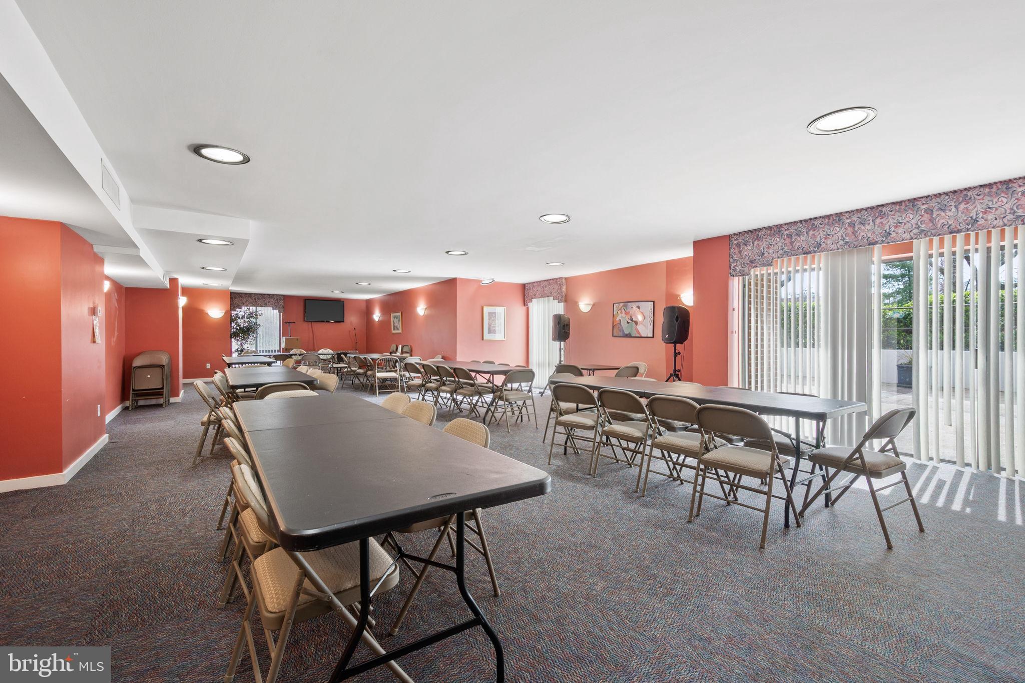 SUBURBAN OAKS - Residential