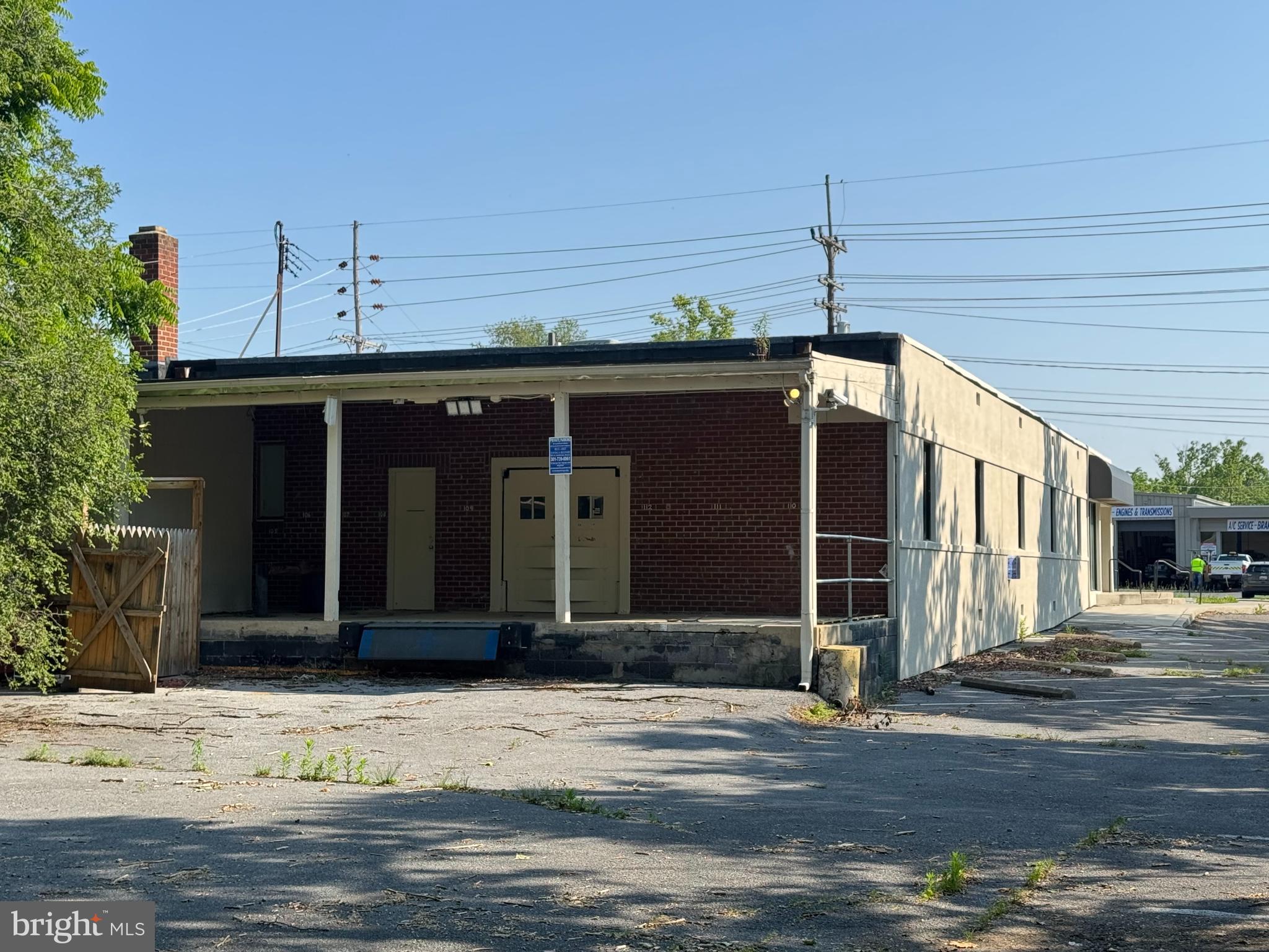 Main image without alt text