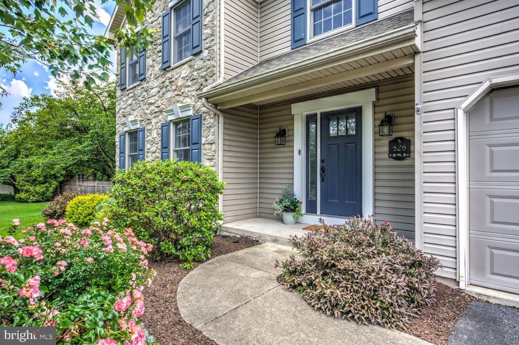 Photo of 526 High Pointe Drive, Denver, PA 17517 (MLS # PALA2051604)