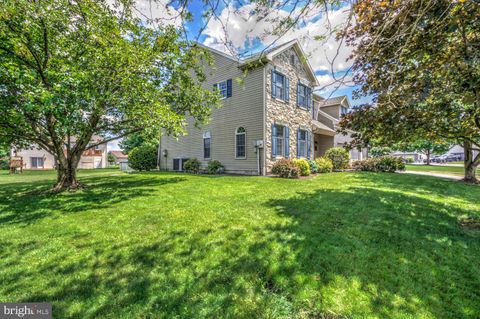 Photo of 526 High Pointe Drive, Denver, PA 17517 (MLS # PALA2051604)