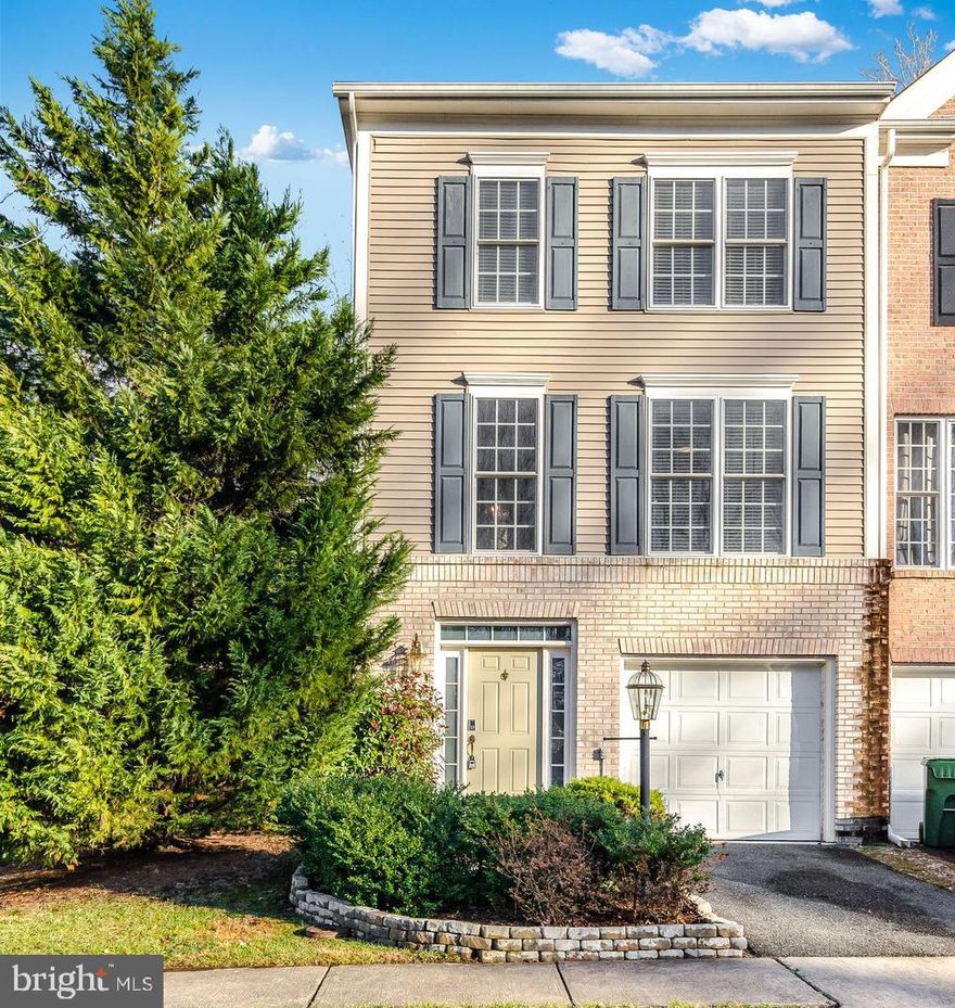 Wonderful End Unit Townhome conveniently located in North Stafford with great access to I-95, Rte 1, 610, Commuter lots and VRE.  This 3 level home has been well maintained and features a fenced in rear yard and ample parking.  Private setting that faces open space and backs to trees.  Upgrades include main level laminate hardwood flooring, recessed lights, stainless steel appliances with gas cooking, programable T-stat, 42 inch kitchen cabinets with crown molding, open 2 story foyer and more. The large master bedroom has a huge walk-in closet, luxury bath with dual vanities, soaking tub and separate shower.  There are 2 additional bedrooms, an additional full bath and 2 power rooms.  This home won't last, schedule your tour today!