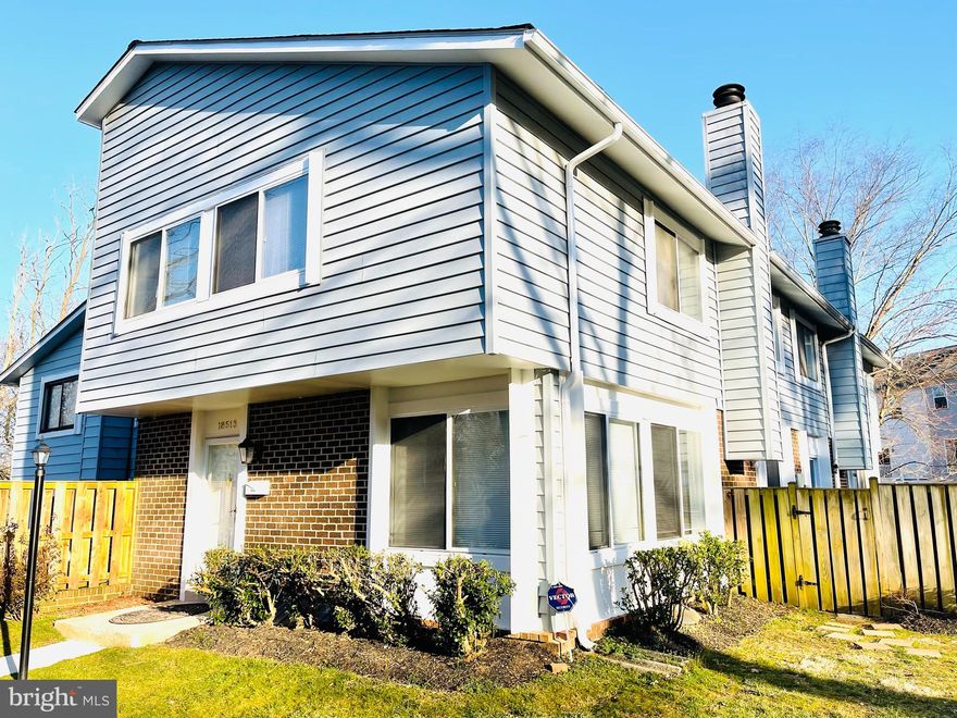 BACK ON THE MARKET! BUYER'S FINANCING FELL THROUGH! HOUSE LISTED UNDER APPRAISED VALUE!! DON'T MISS OUT ON THIS SPACIOUS 4 BEDROOM, 3 1/2 BATH TOWNHOUSE IN A GREAT LOCATION! LOTS OF UPGRADES DONE ON THIS HOUSE! READY FOR YOU TO MOVE RIGHT IN!!!