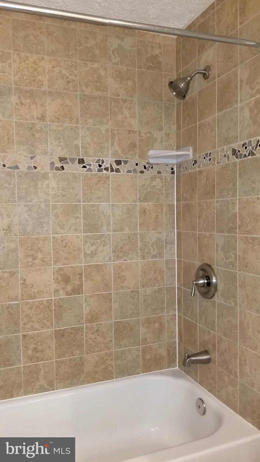 KNOLLS AT NORTH LAKE CONDOMINIUM - Residential Lease