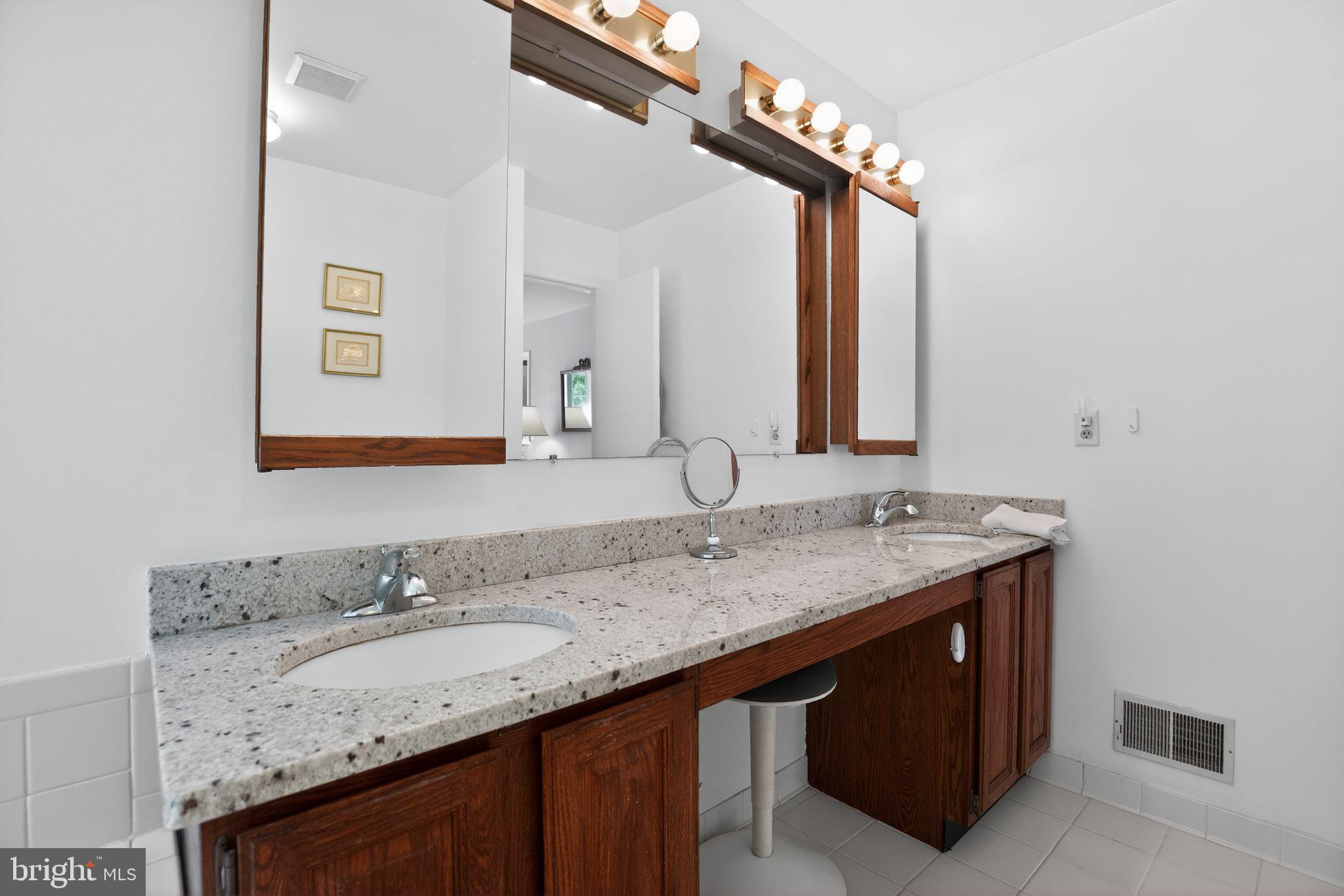 LAKE RIDGE - Residential
