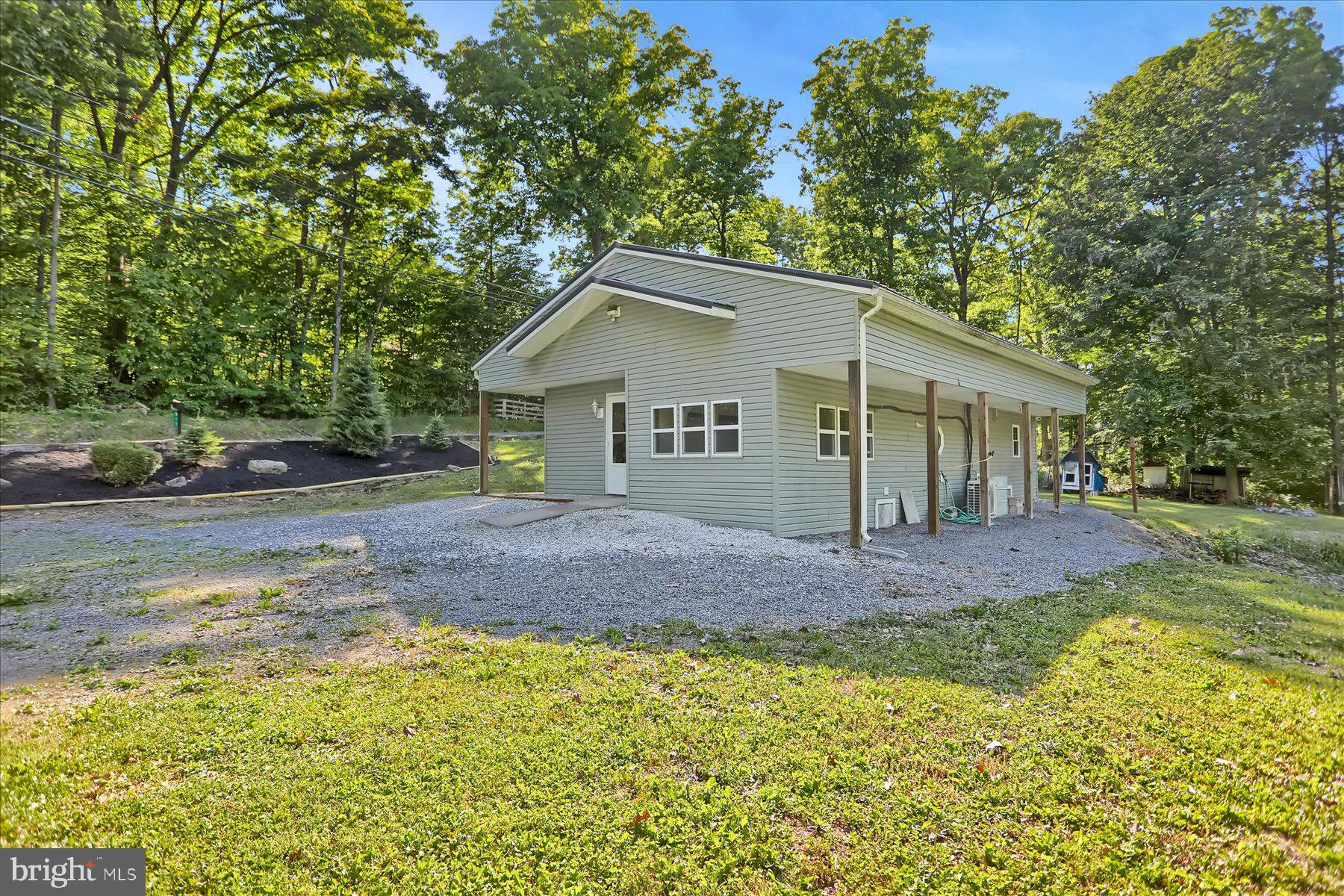 817 TRAILS END RD