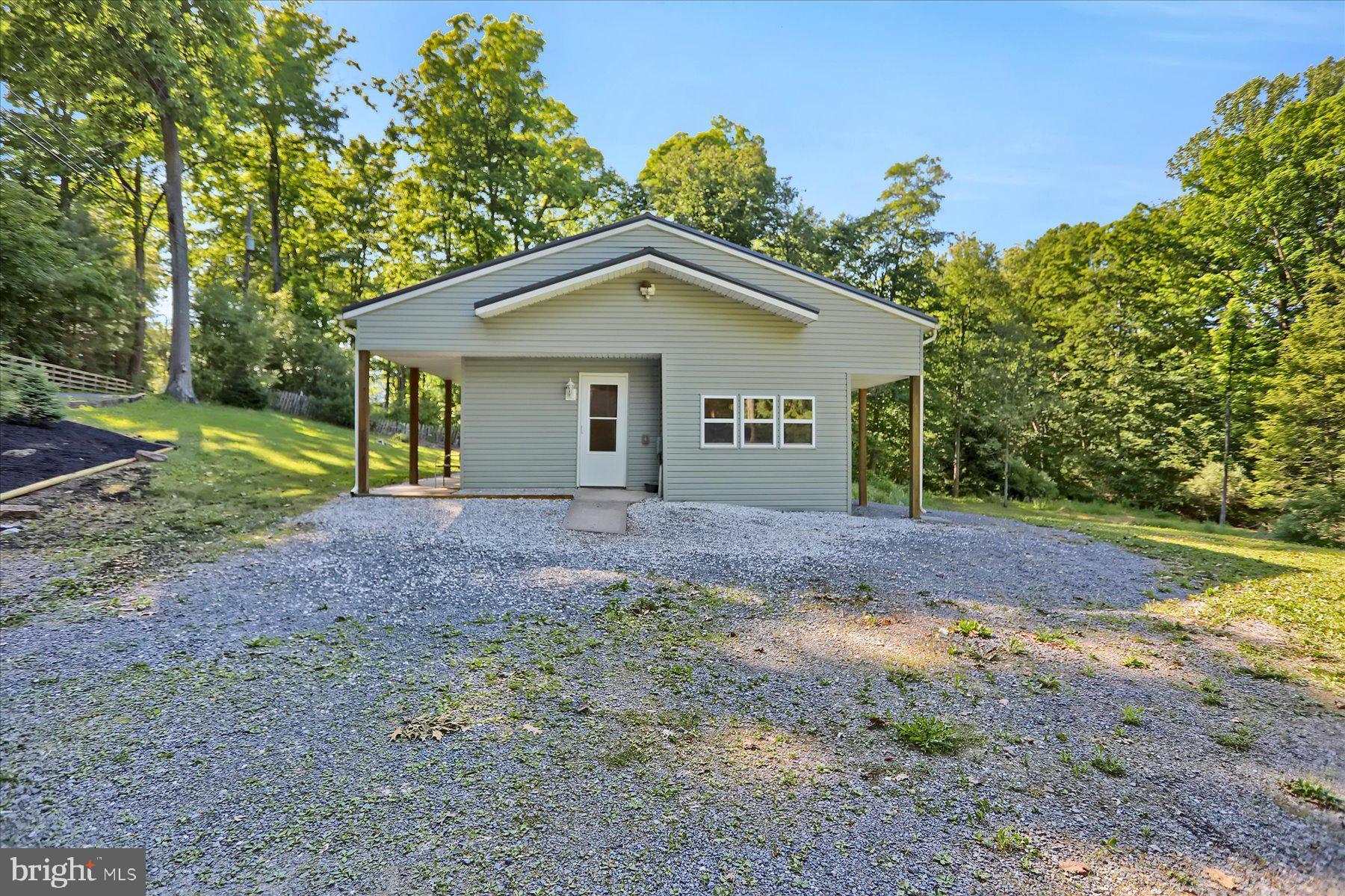 817 TRAILS END RD