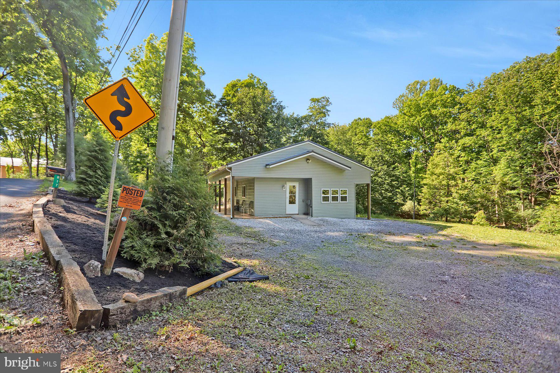817 TRAILS END RD