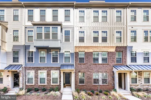611B Percy Place Unit 140, Manassas Park, VA MLS: VAPW2087190