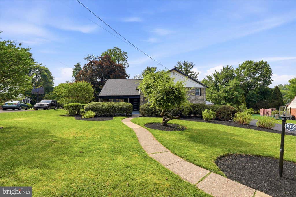 Photo of 1919 Cobden Rd, GLENSIDE, PA 19038 (MLS # PAMC2183972)