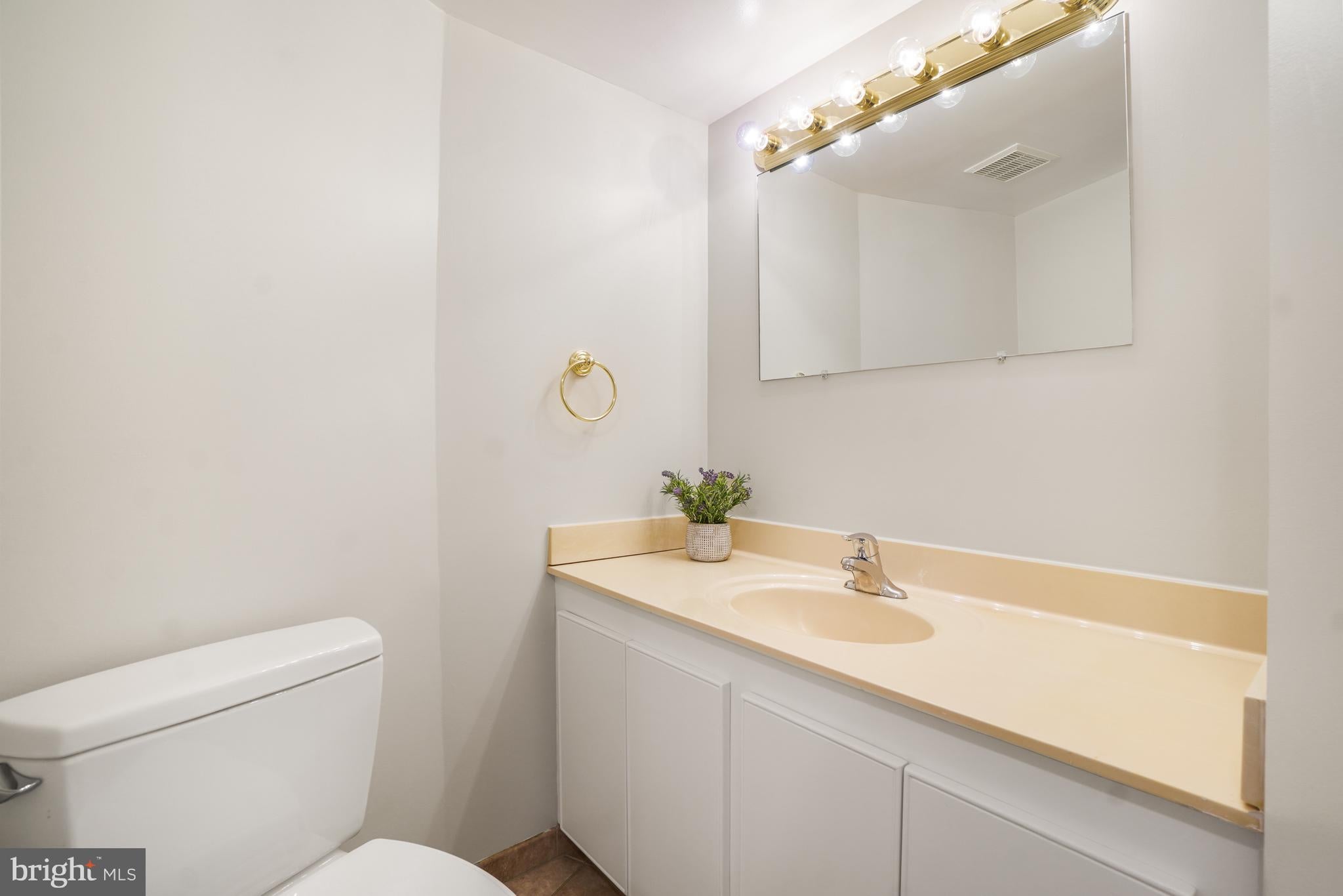 5904 MOUNT EAGLE DRIVE 711