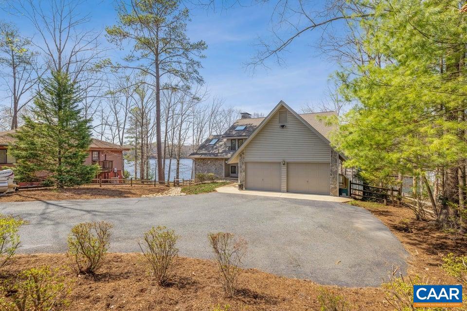 LAKE MONTICELLO - Residential