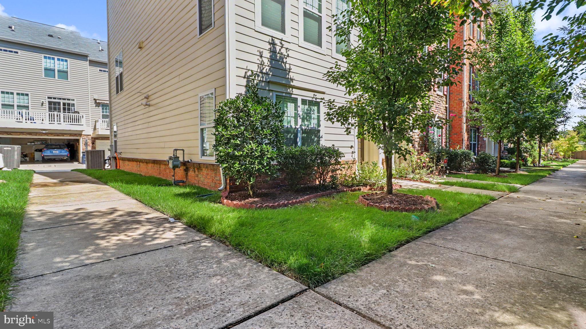 9813 WOOD EDGE WAY