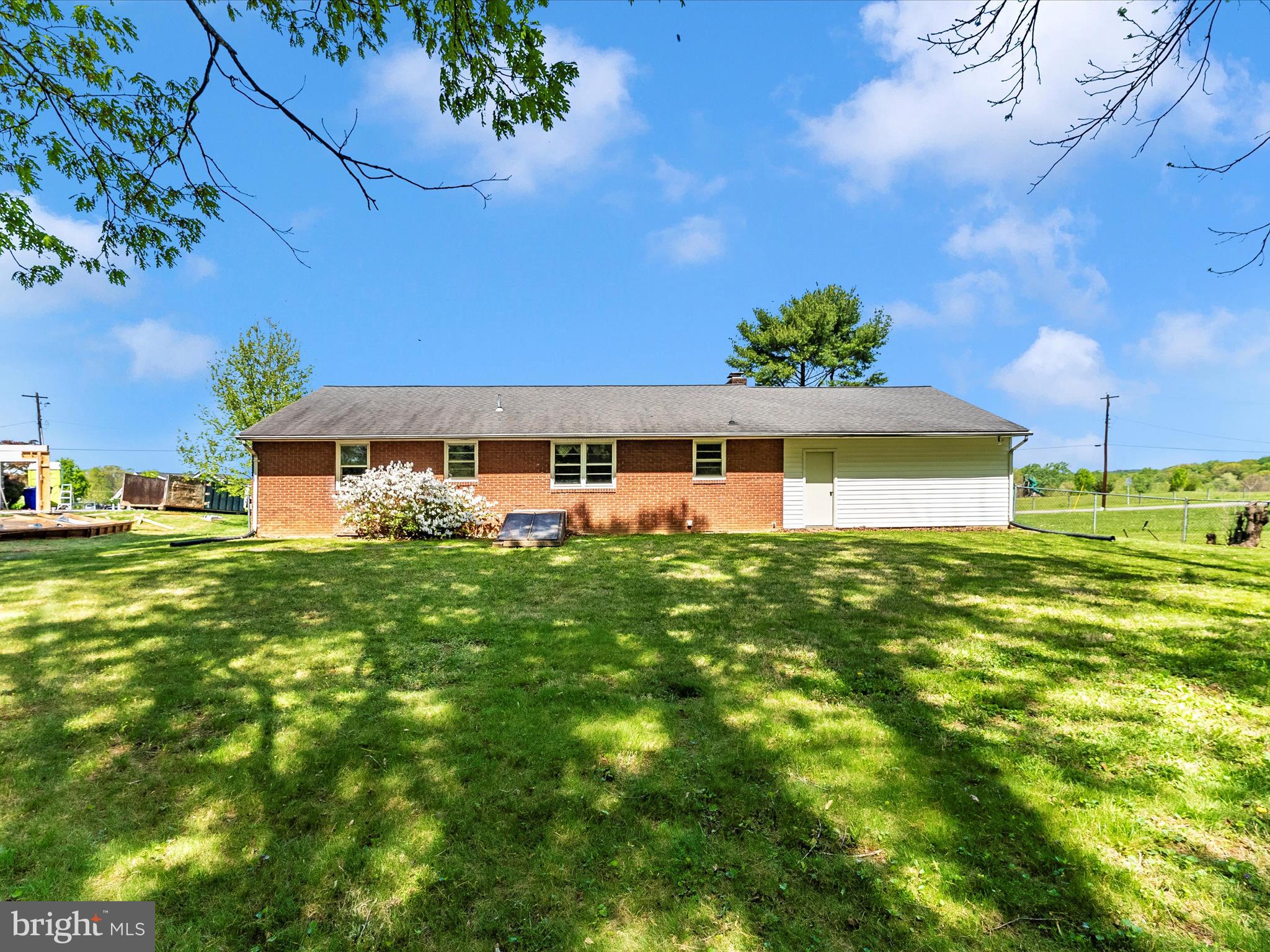 2833 RODERICK ROAD