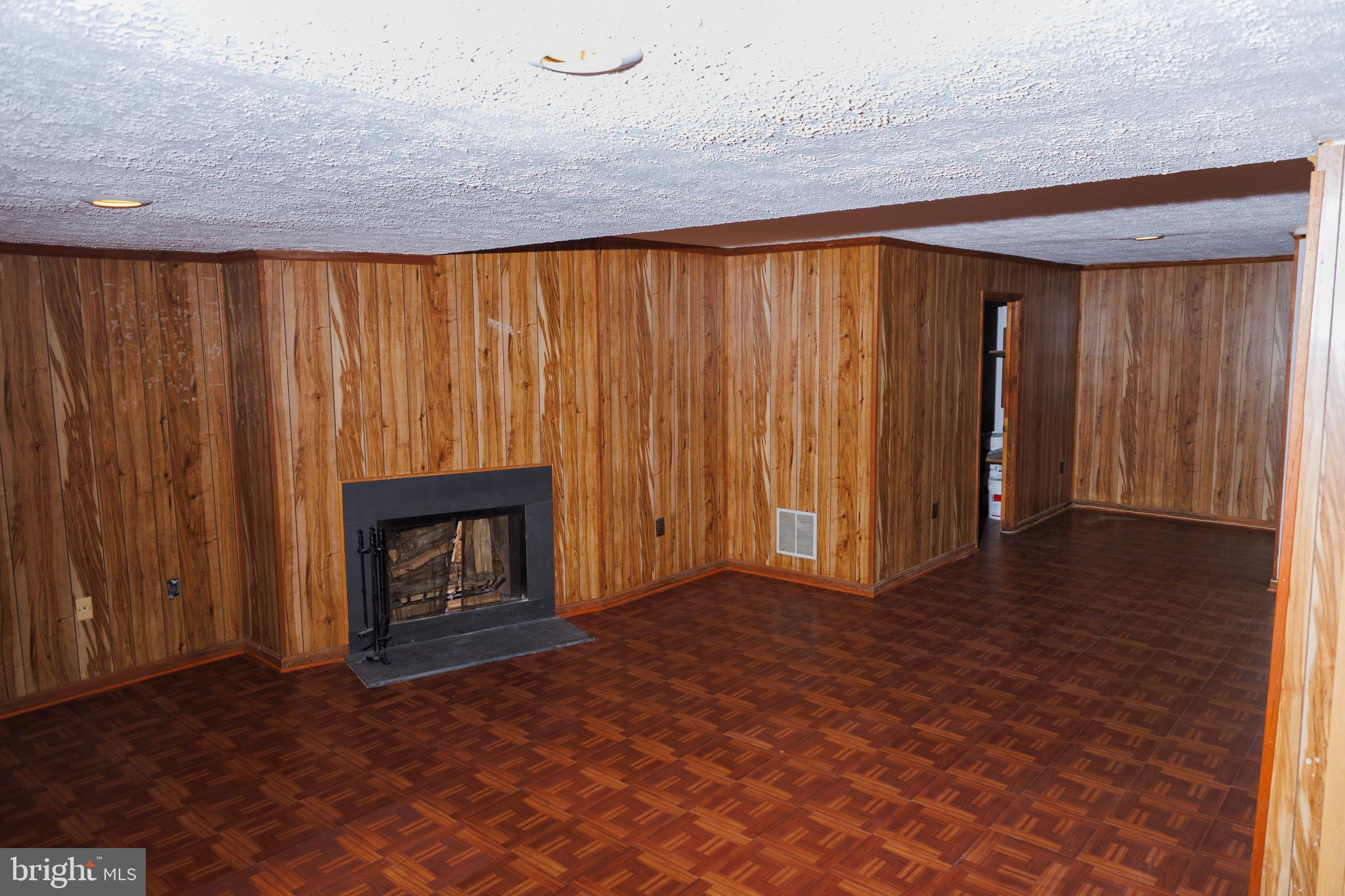 ROCK CREEK MANOR - Residential Lease