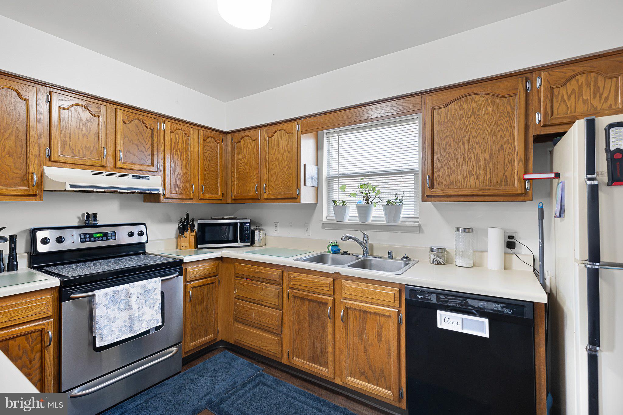 VILLAGE KNOLL - Residential