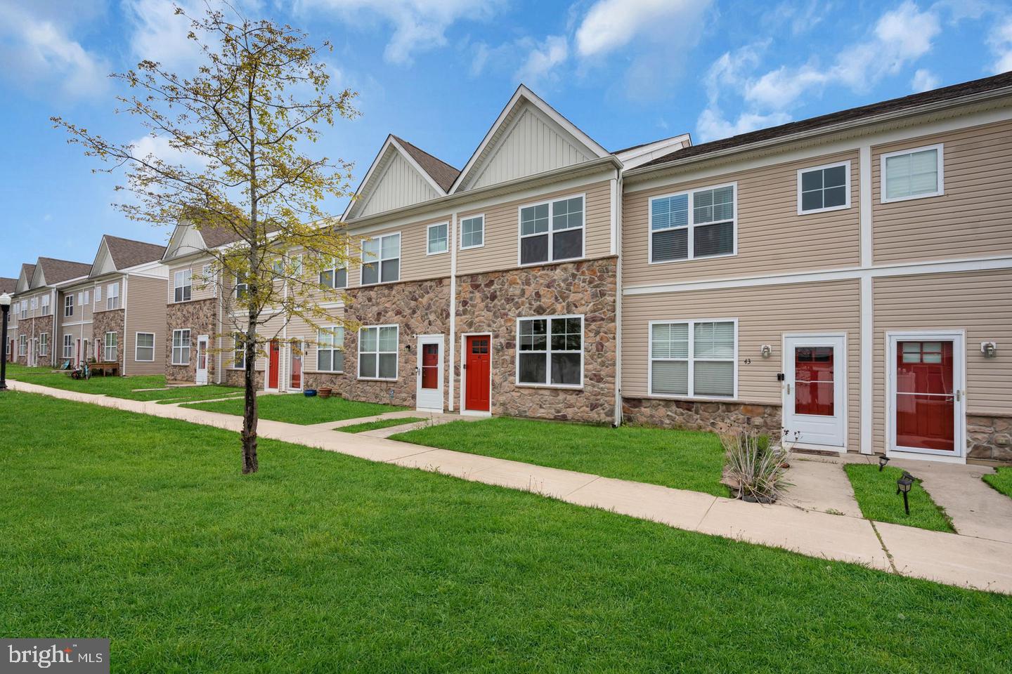 41 ROWAND WAY E