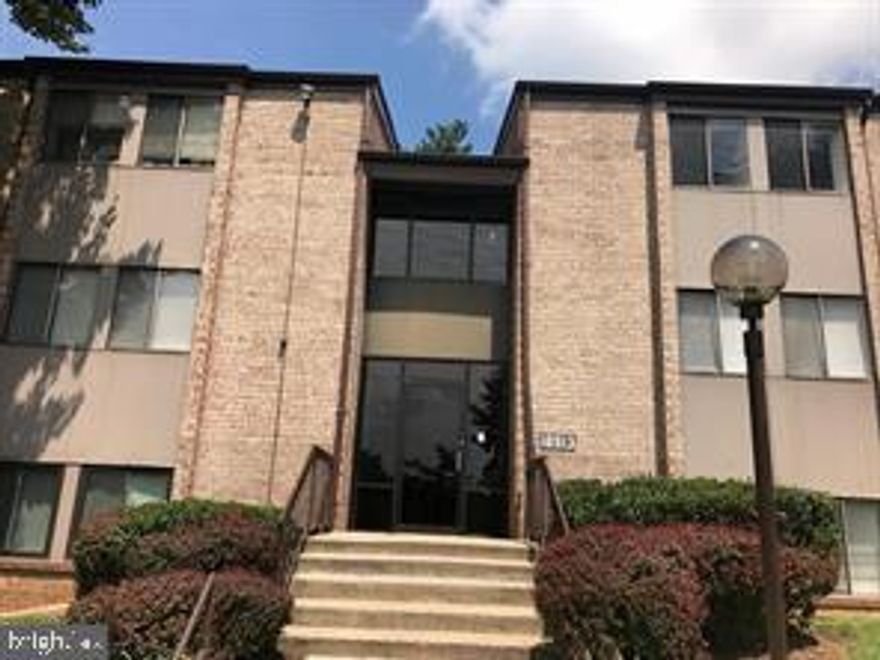 TOP LEVEL CONDO WITH FRESH PAINT, NEW CARPET AND NEW LAMINATED WOOD FLOOR, PROFESSIONALLY CLEANED, NEW GAS STOVE WILL BE INSTALLED WITHIN ONE WEEK,  VERY SPACIOUS LIVING ROOM AREA.   ALL UTILITIES INCLUDED, WASHER AND DRYER IN THE UNIT, MAIN  BEDROOM HAS WALK-IN CLOSET.