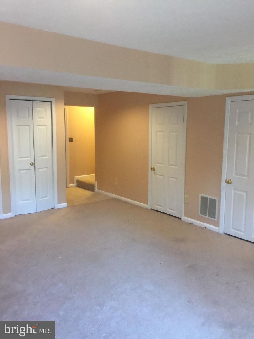 **Spacious. 3Bed, 3Full Bath & 1 Half Bath house for rent in  Ashburn Farm  in excellent RATING school zone. Community includes kids playing area, tennis court, basketball court, swimming pool, picnic area, baseball fields and more. Amazing place to live and raise the family. Almost all appliances are only 2 years old.10 visitors parkings in front of property. *FRESH PAINT* *PRICE ADJUSTED*