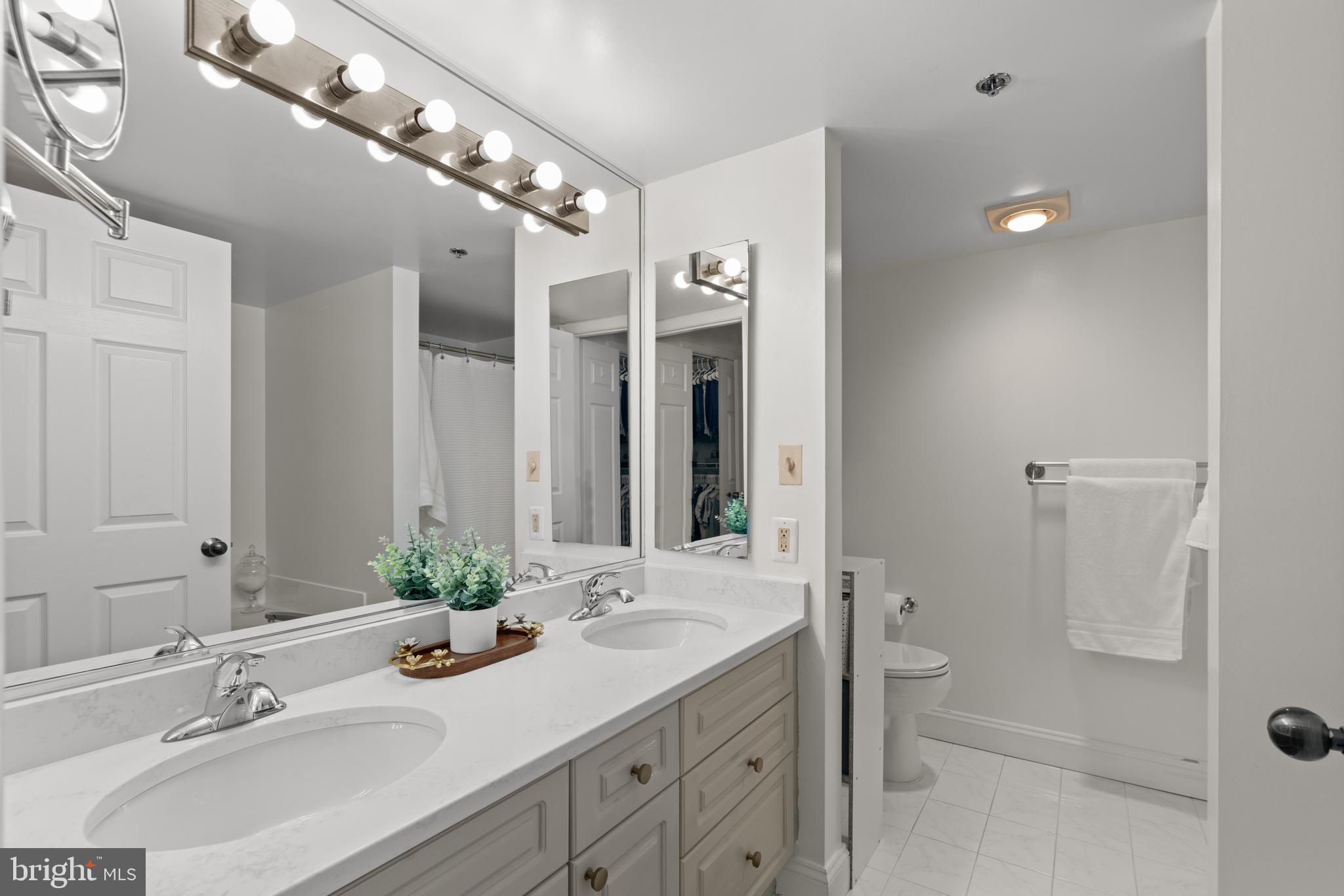 CARLYLE TOWERS CONDOMINIUM - Residential