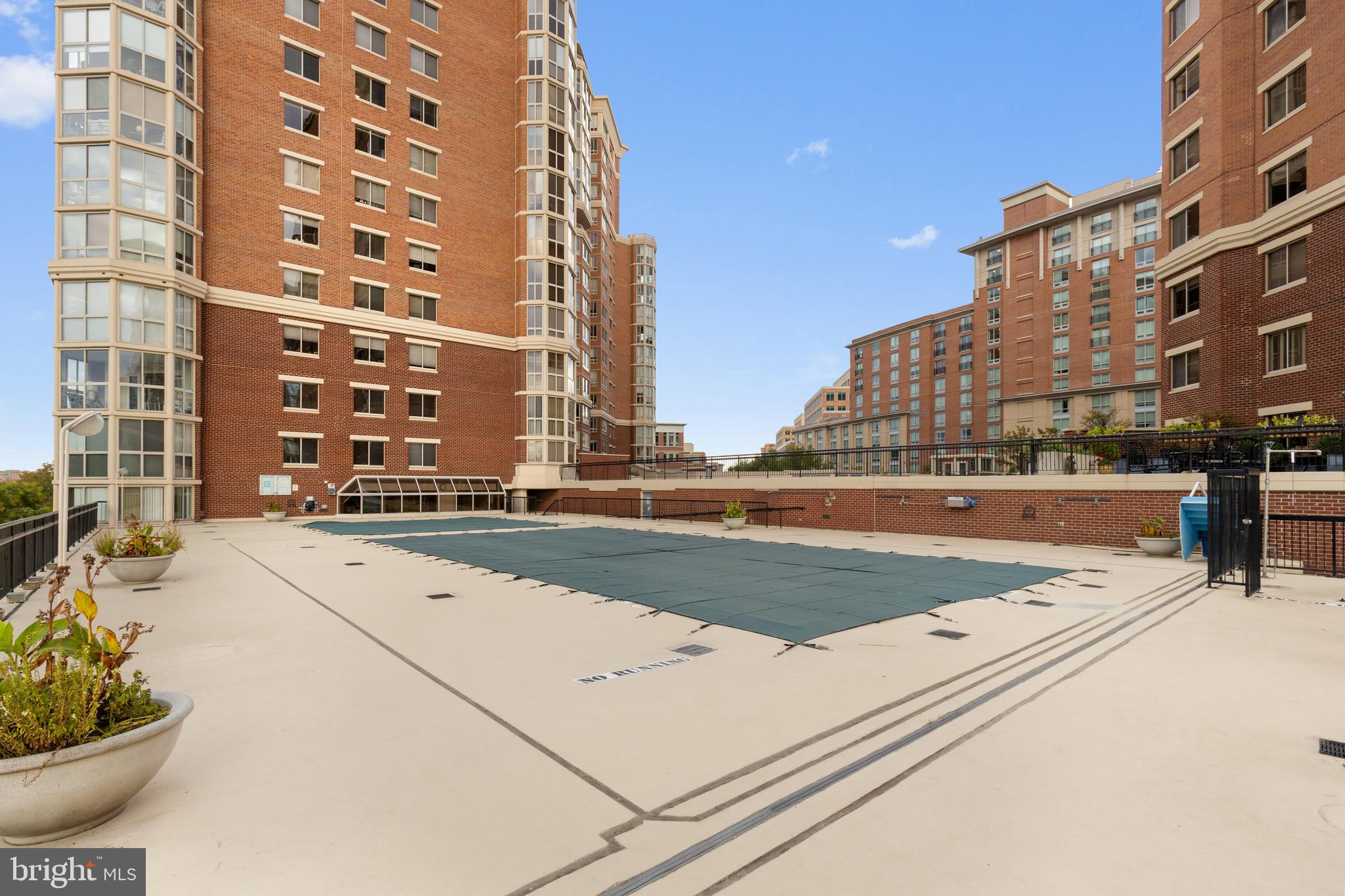 CARLYLE TOWERS CONDOMINIUM - Residential