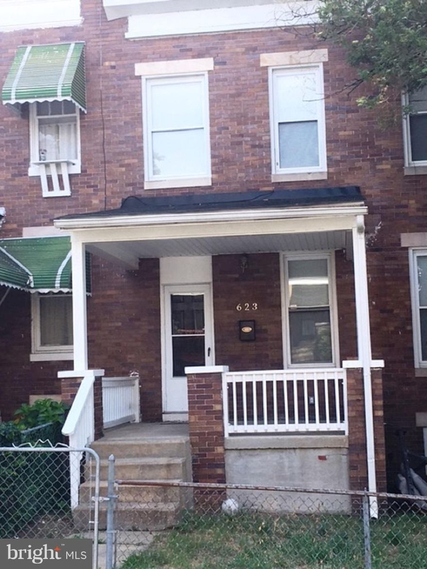 DO NOT MISS THIS OPPORTUNITY! 3BR - 1BATH Townhome with extra den. Recently renovated with new carpet, all rooms freshly painted and upgraded wood floors. The perfect place if you are looking for a new affordable home where to live!