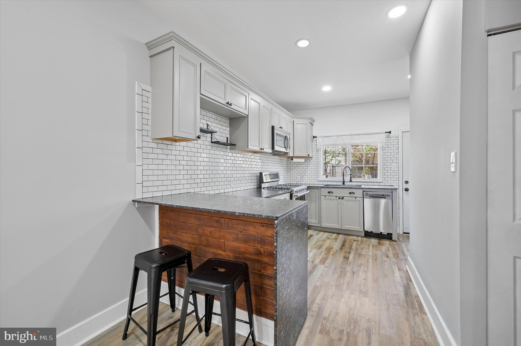 1812 E ALBERT STREET