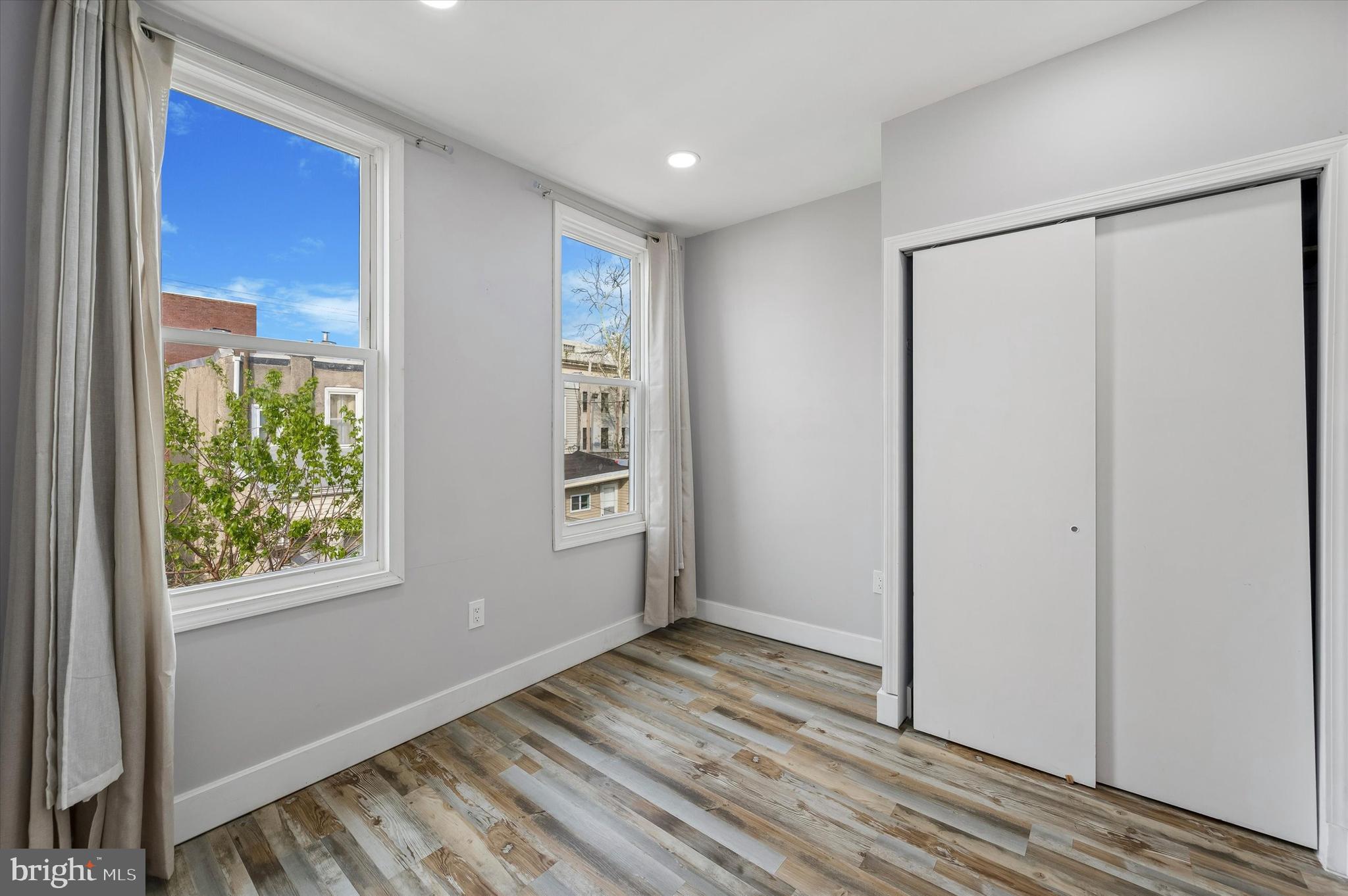 EAST KENSINGTON - Residential