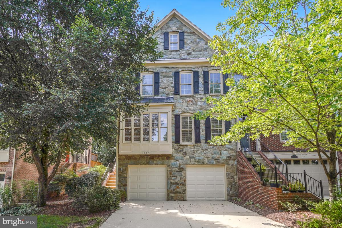 1057 GRAND OAK WAY