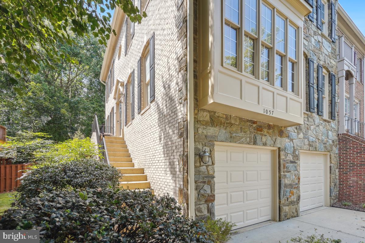 1057 GRAND OAK WAY