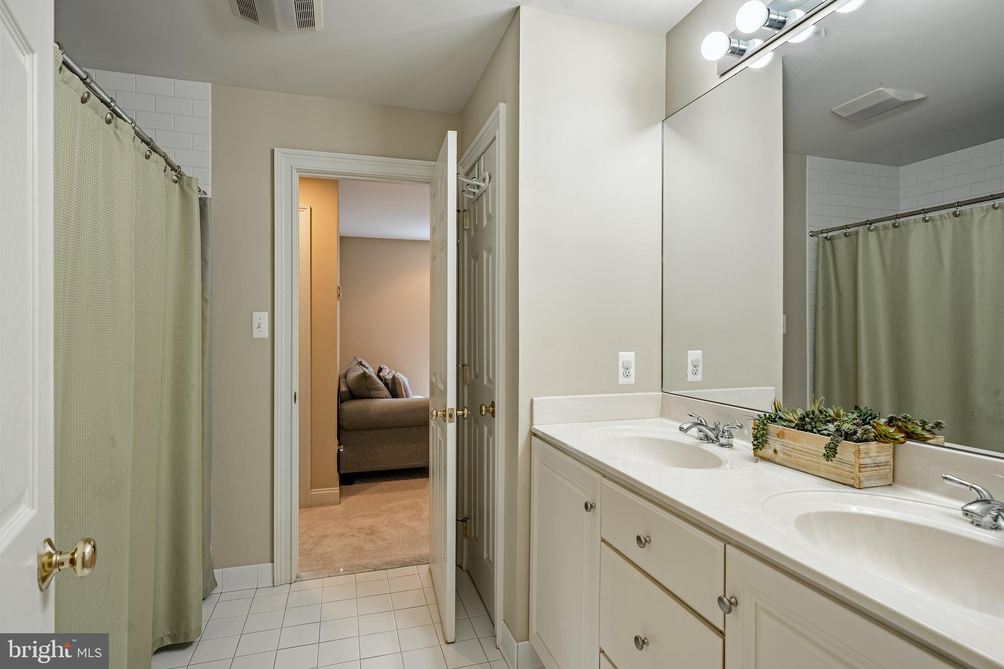 OAK HOLLOW - Residential