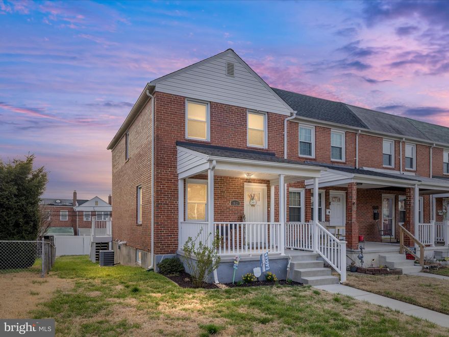 RUN...DO NOT WALK TO THIS ONE!!! Immaculate end unit with all the bells & whistles! 
Composite Deck, Vinyl privacy fence in the back, huge kitchen with cabinets galore, coffee bar, tankless water heater...you name it, this house has it! Everything has been updated and shows pride of ownership. The photos speak for themselves, now come check it out in person before its gone!