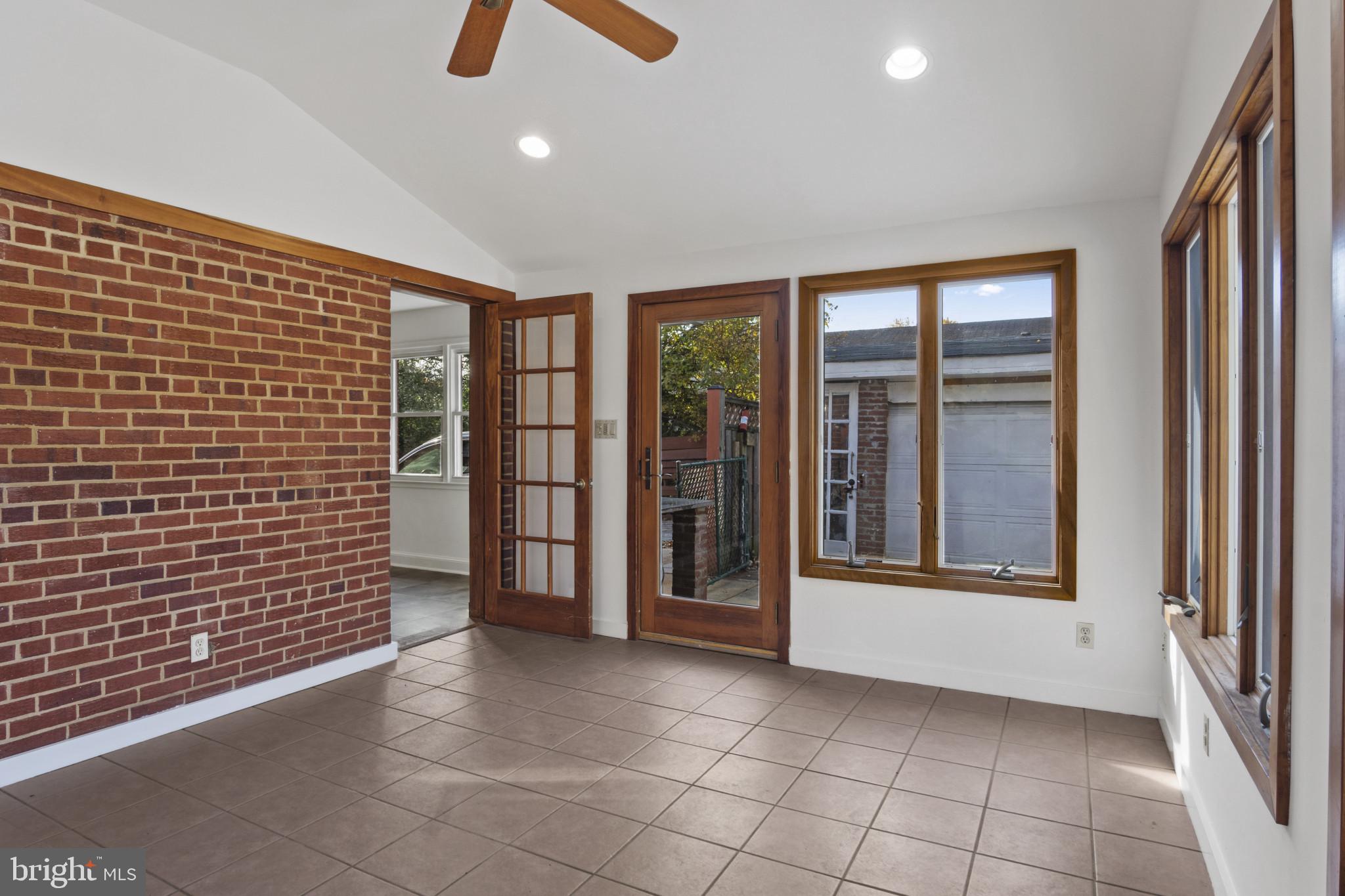 LINCOLNIA HILLS - Residential