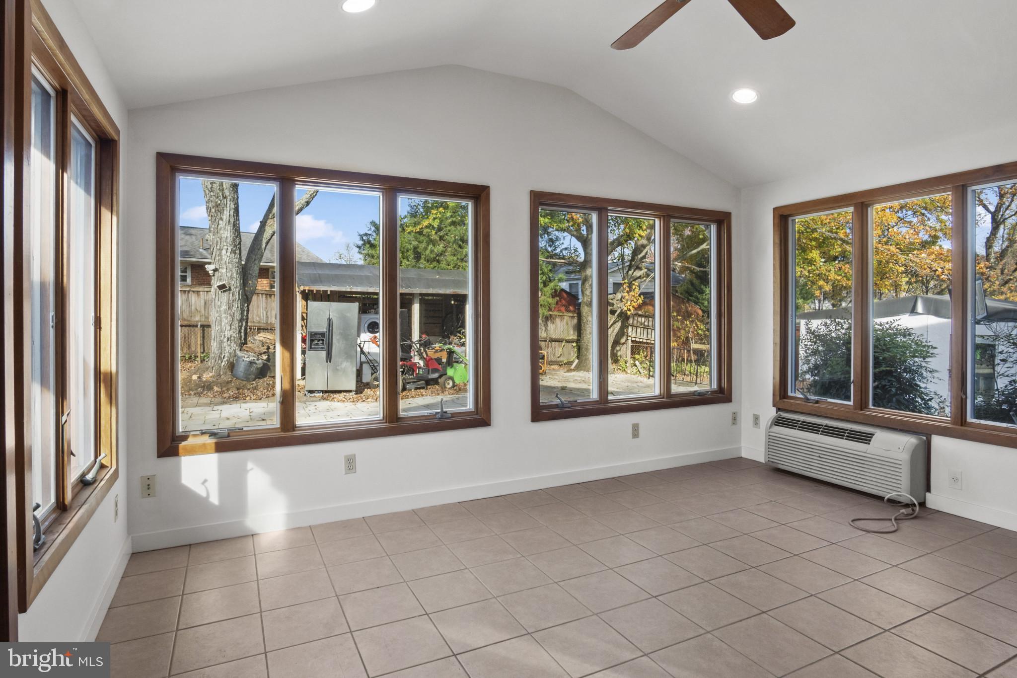 LINCOLNIA HILLS - Residential