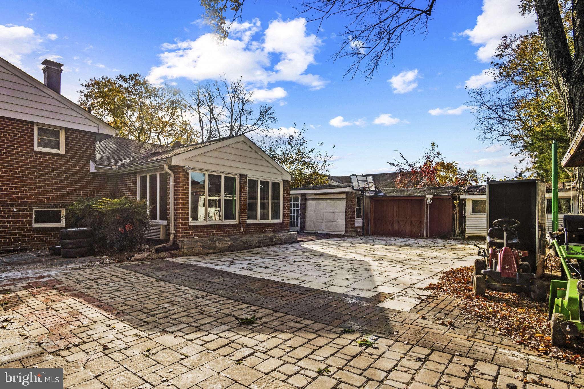 LINCOLNIA HILLS - Residential