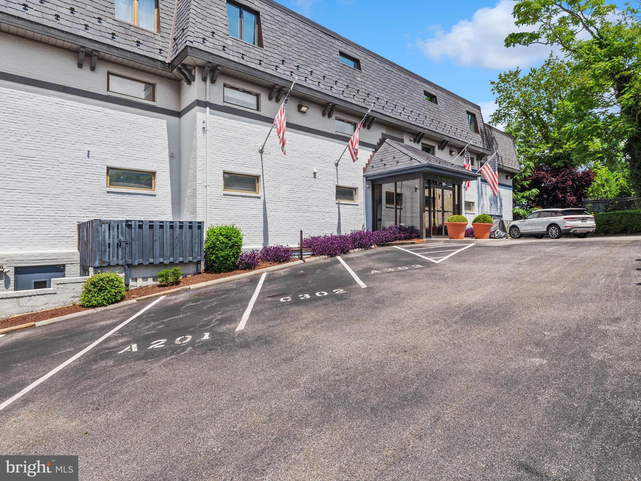 THE YACHT CLUB CONDOMINIUMS - Residential