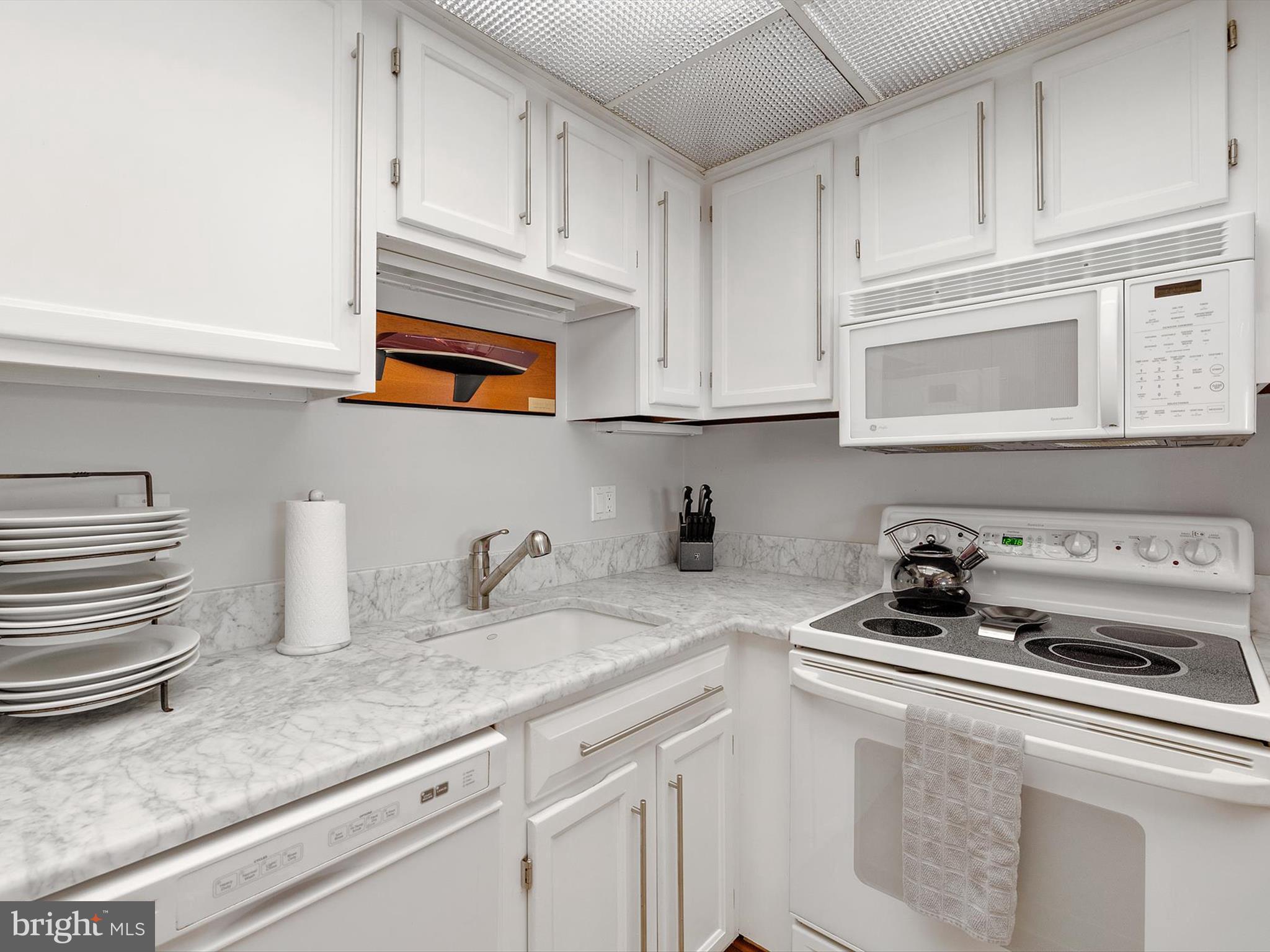 THE YACHT CLUB CONDOMINIUMS - Residential