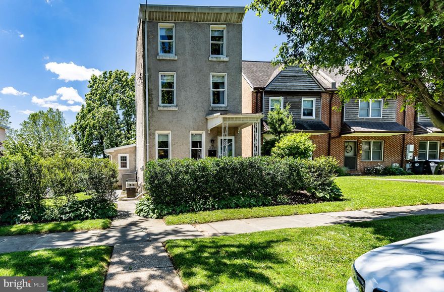 Modernized Conshohocken classic - a single-family dream home that s completely renovatedand move-in ready! The perfect combination of city and suburb, this 1,700 sq ft gem with 3bedrooms and 2.5 baths enjoys a supreme location in a tight-knit community, withunbeatable walkability to all conveniences. Take a stroll to get coffee or dine at the fantasticrestaurants around Conshohocken, walk to the nearby Conshohocken Train Station for quickaccess to Philadelphia, head to the Schuylkill River trail for a peaceful walk or bike ride, orspend time relaxing and entertaining outdoors on the big private deck and in your beautifulbackyard, a rare bonus in the area!Extensive improvements were made to the house in 2017, making it even more special andappealing. Every upgrade was thoughtfully chosen to optimize aesthetics and living comfort,beginning with the exterior. A new wraparound deck with gates, electrical outlets, lightingand lattice work was added, as was new landscaping and hardscaping, backyard fencing, ashed wired for electric, natural gas hookup for the grill, solar lighting along the walkway, aparking pad, storage crawlspace, and glass storm front doors.Inside, a full redesign of the 1st floor resulted in a wonderful open-concept layout affordingan easy flow between main living and dining spaces. Hosting guests is effortless, and thebrand new kitchen is ideally set up to be able to cook and talk, with custom Goebelcabinetry & shelving, new GE Profile appliances including a double oven, a stainless steelKohler sink pot filler, garbage disposal, and large island with extra storage made for familygathering. The roofline in the kitchen was reshaped into a peak with an arched window,further enhancing the generous light that pours through the interior. The expansion of spacealso created a convenient pantry, coat closet, mudroom and powder room. Among the otherelegant updates are new hardwood floors, window sills, recessed lighting & ceiling fans.The 2nd level was also tastefully redone with new hardwoods, lighting, and custom finishes.The highlight is the reconfigured master bedroom featuring a new walk-in closet andluxurious en-suite bath with a deep sink, custom Goebel vanity, Koehler fixtures, customshelving, and walk-in shower with a custom glass door and HansGrohe wall & rain showerheads for a relaxing spa experience. The laundry room was relocated and redesigned as wellwith a new LG washer/dryer and cabinetry with workspace. Level 3 presents 2 bedroomswith added closet space, a new full bathroom with soaking tub, brand new carpeting,updated lighting, and an insulated attic for storage. Don t miss the chance to make thisimpeccable home your own!