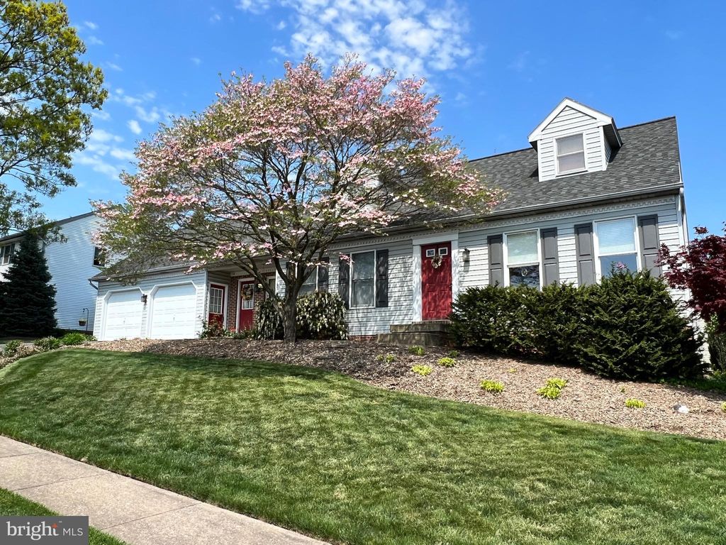 Photo of 11 SOUTHVIEW CIR, ELIZABETHTOWN, PA 17022 (MLS # PALA2033364)